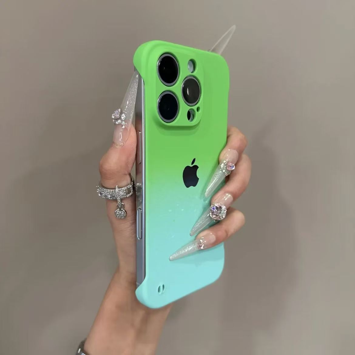 Ultra-thin borderless gradient color iPhone protective case（Order now and enjoy 5% discount）